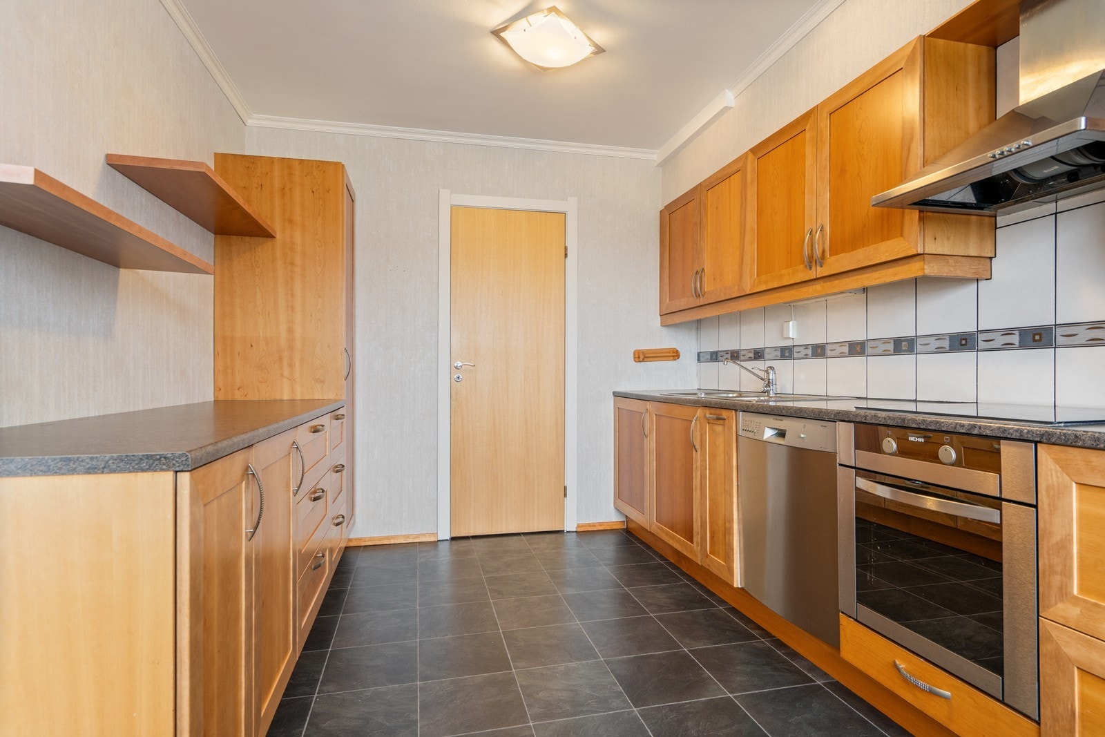 Kjøkken har gjennomgang til baderom Galleribilde