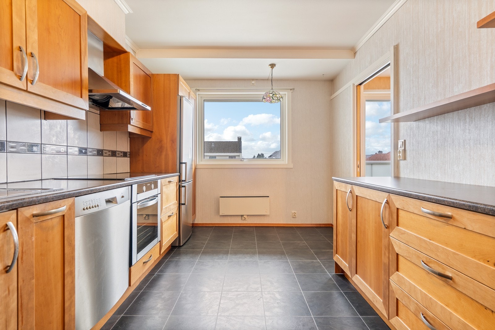 Kjøkken med plass til kjøkkenbord Galleribilde