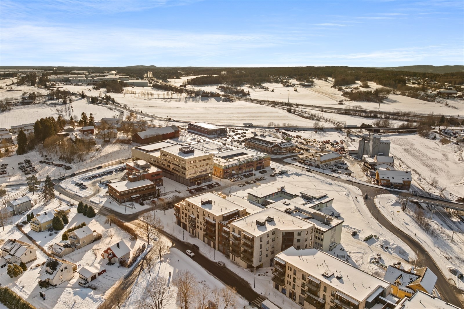 Vestby har en strategisk beliggenhet ved E6, attraktivt for pendlere mot både Oslo og Sverige. Galleribilde