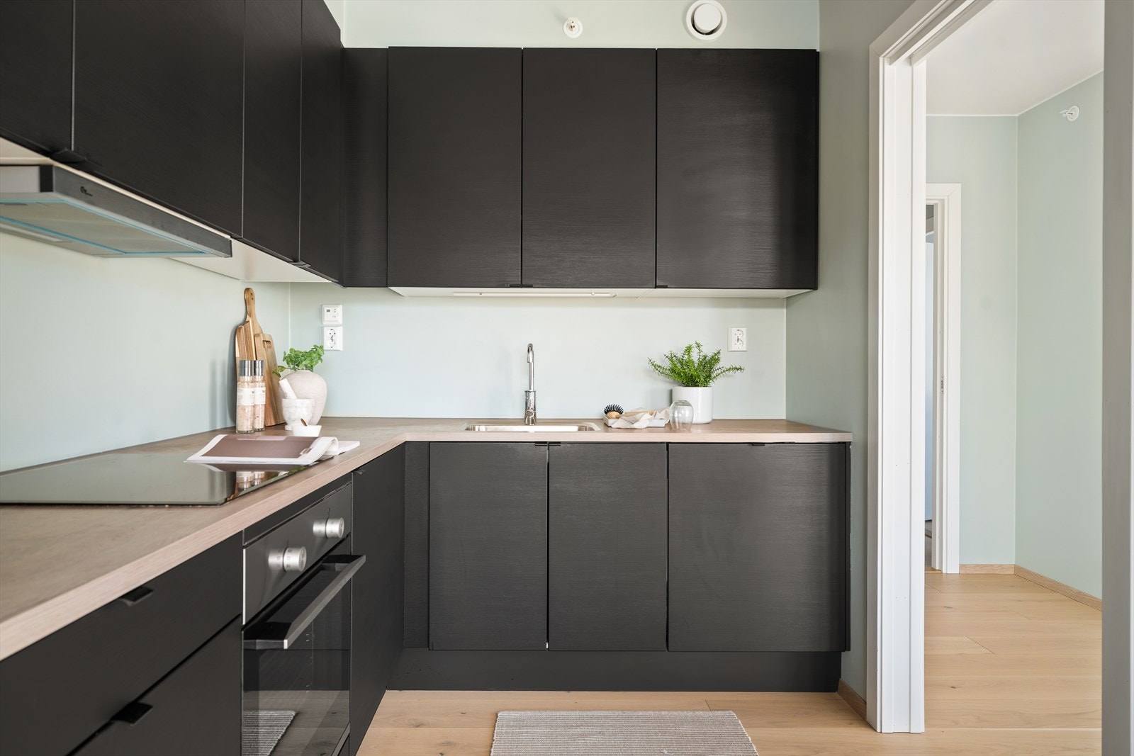 Den laminerte benkeplaten og helstøpte servanten gjør kjøkkenet både funksjonelt og lettstelt. Galleribilde