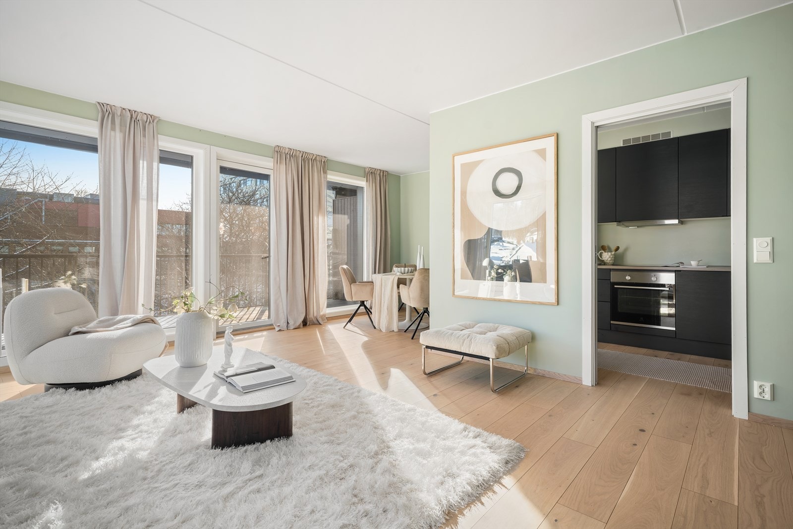 Gjennomgående laminatgulv skaper et helhetlig og moderne uttrykk i oppholdsrommene. Galleribilde