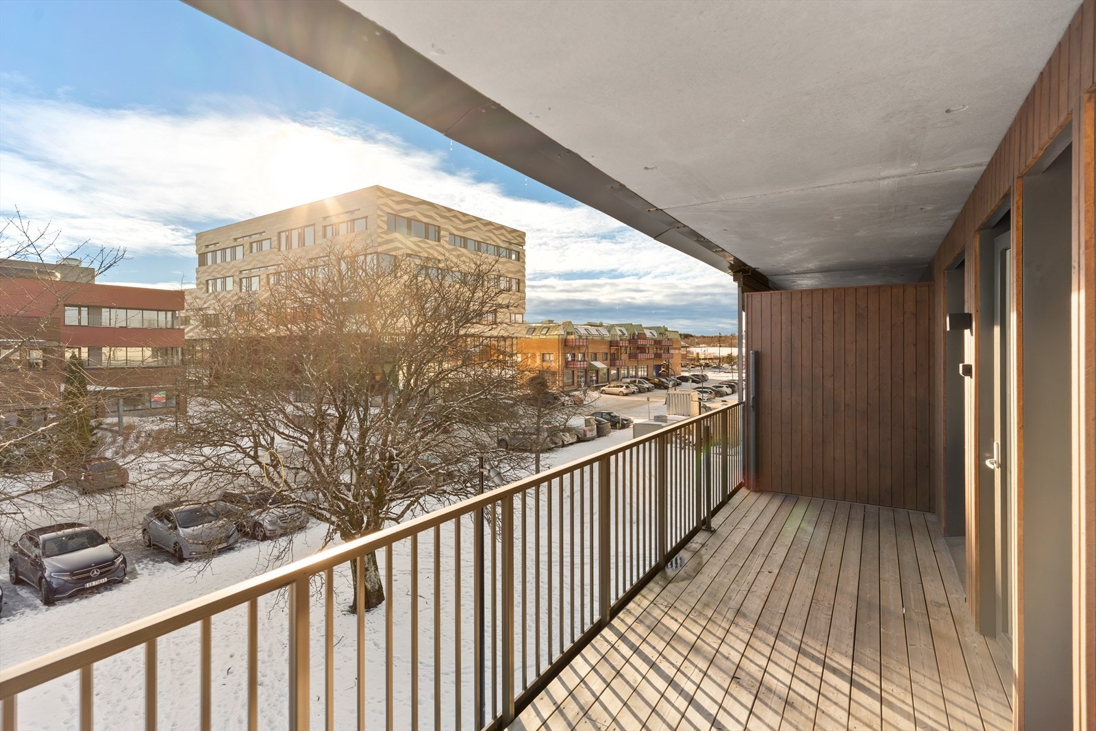 Balkongen har et moderne rekkverk i stål og god plass til utemøbler. Galleribilde