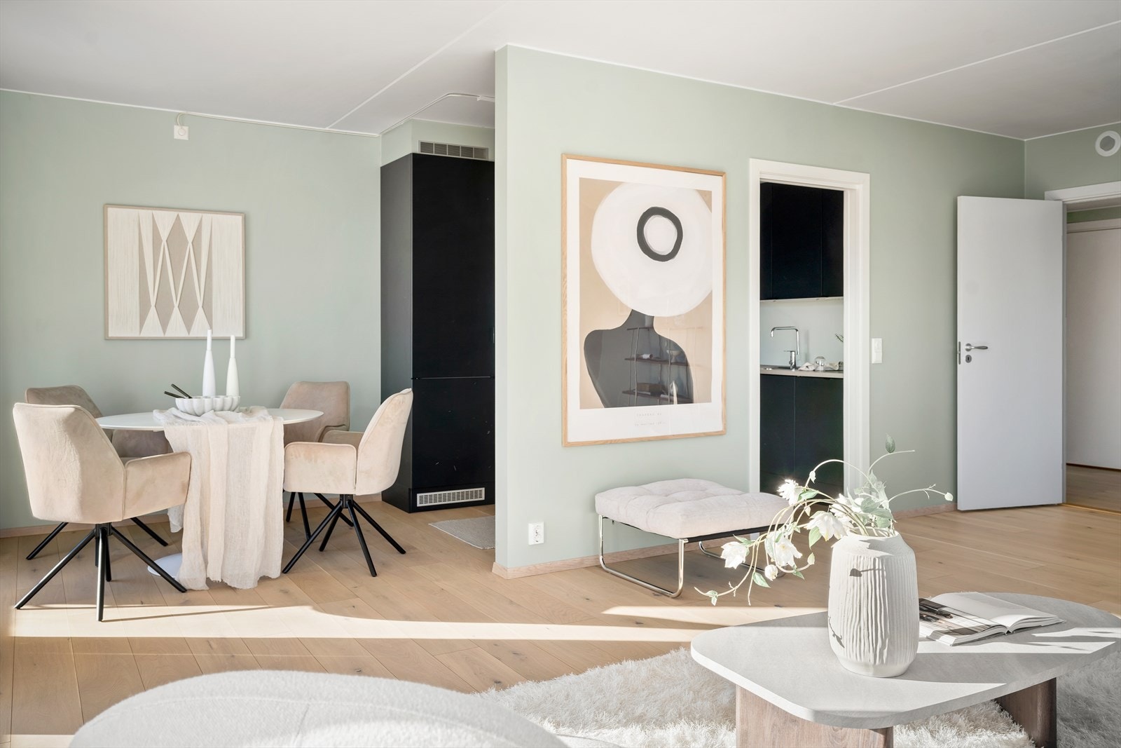 Her er det god plass til både sofagruppe og spisebord for sosiale sammenkomster. Galleribilde