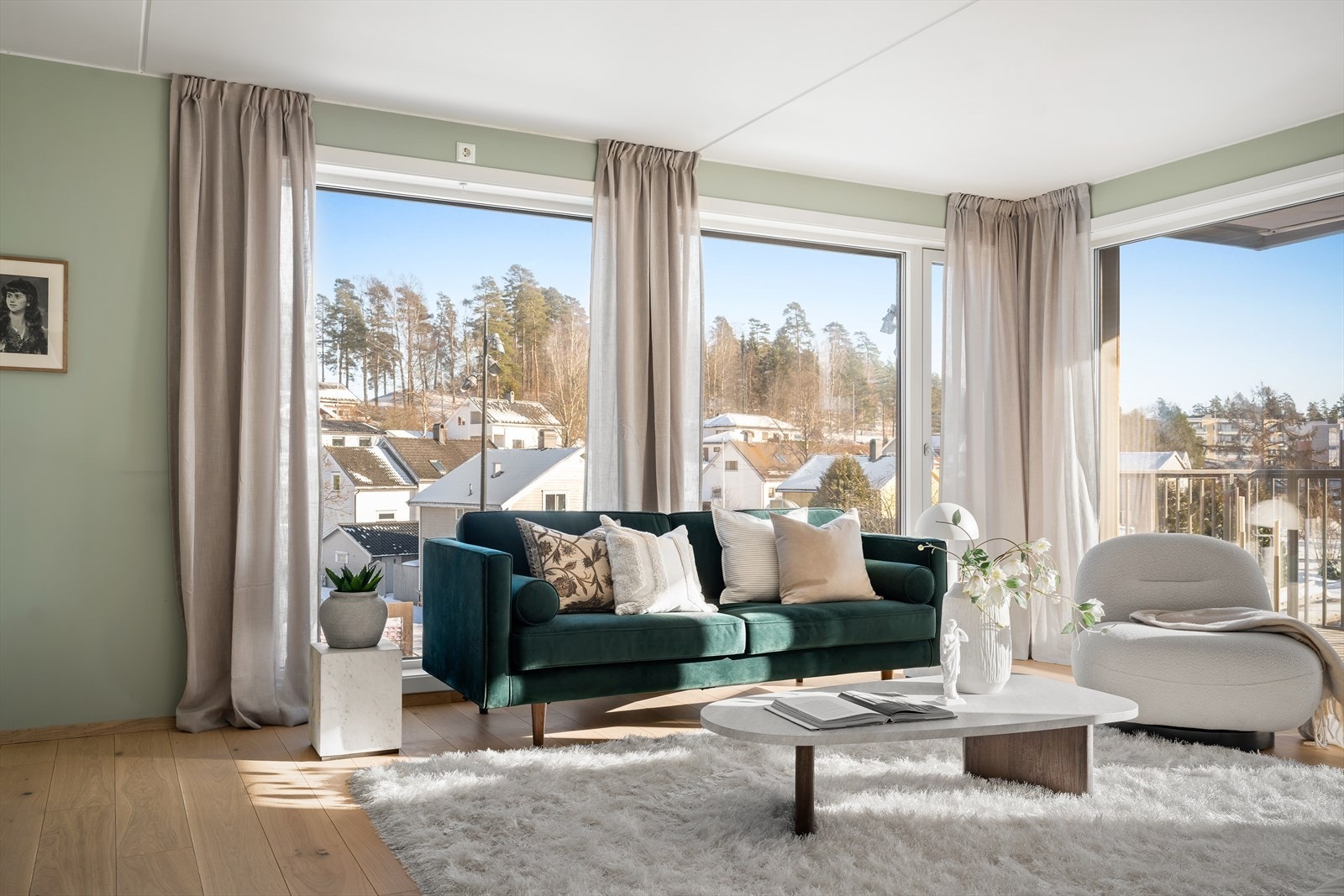 Stuen er en del av en åpen løsning, med store vindusflater som gir rikelig med lys. Galleribilde