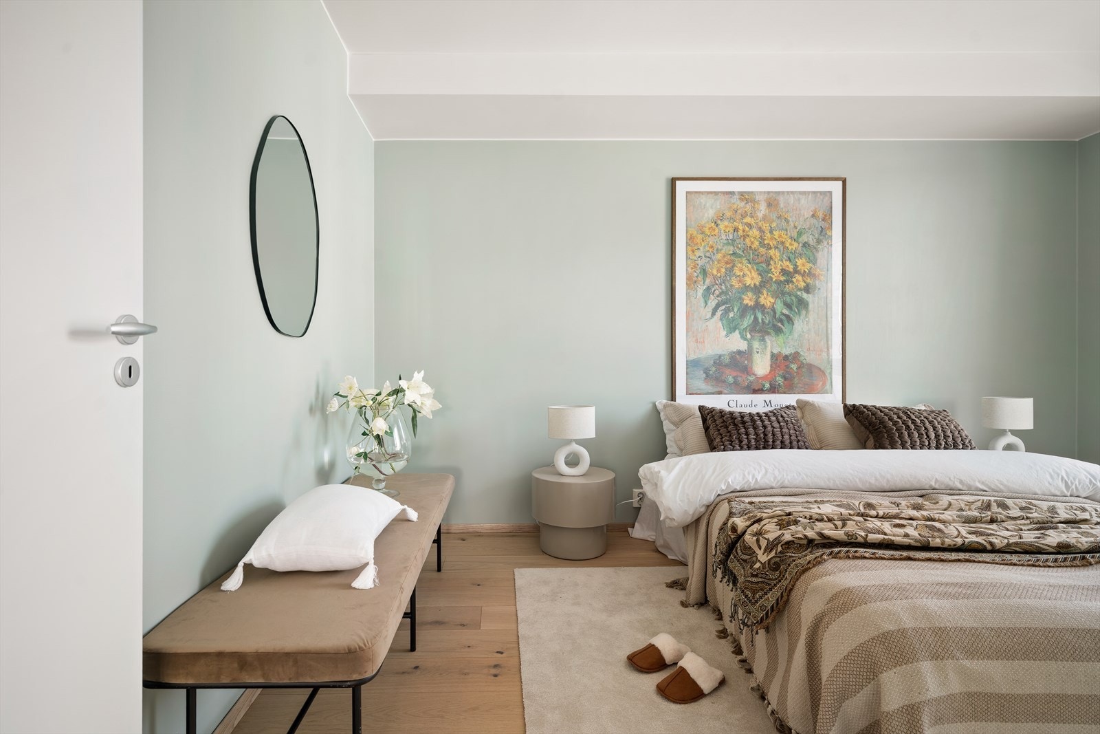 Hovedsoverommet er et romslig rom med god plass til dobbeltseng og oppbevaring. Galleribilde