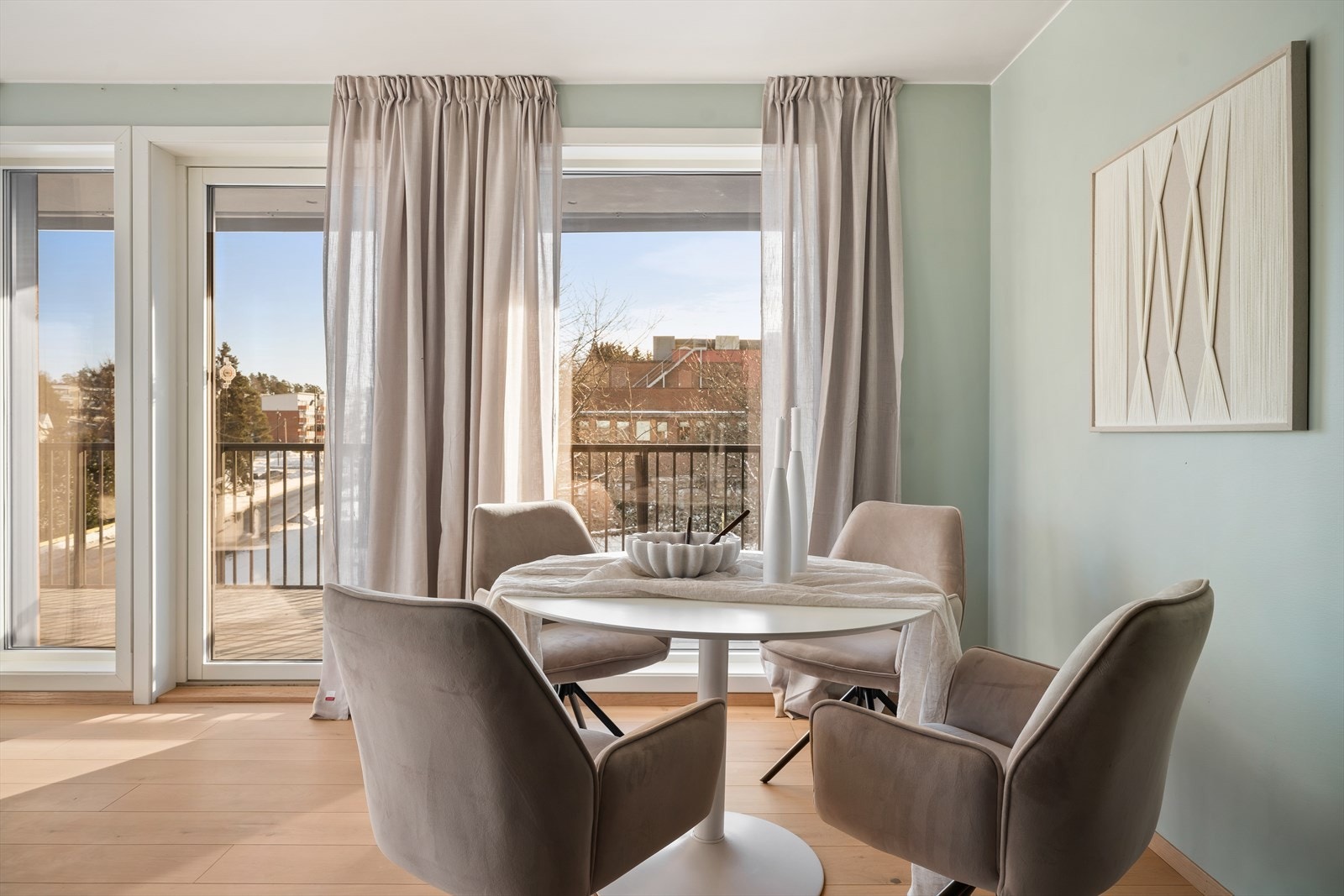 Spiseplassen er praktisk plassert i tilknytning til både kjøkken og balkong. Galleribilde