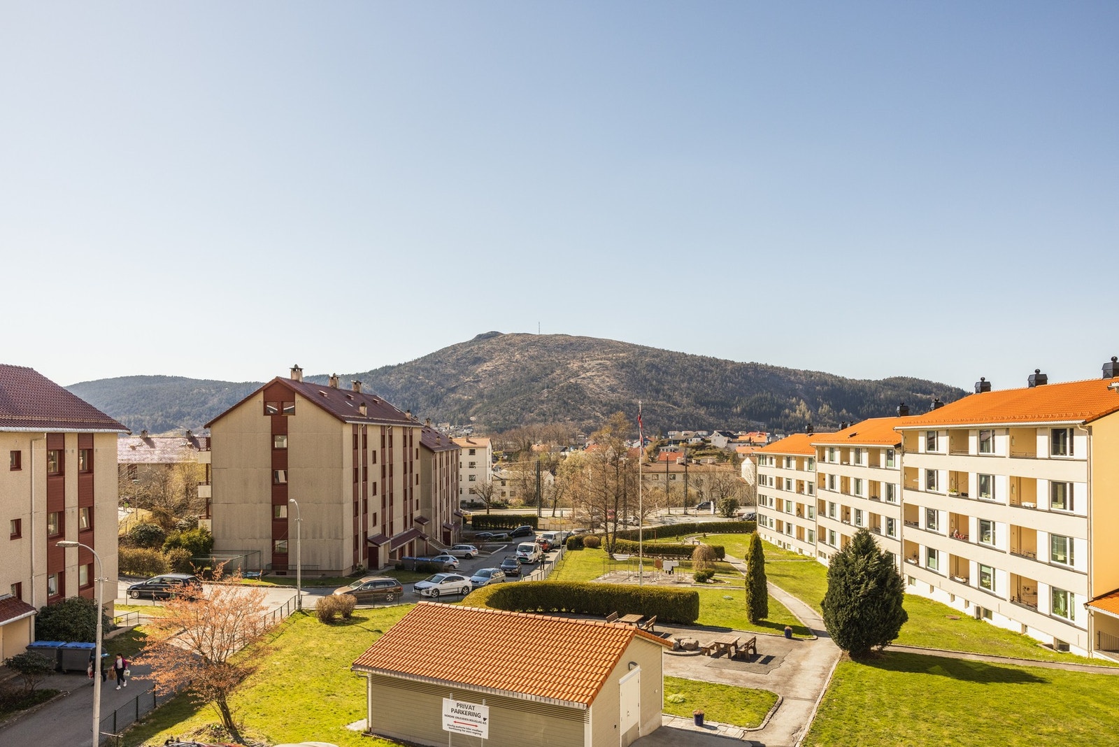 Aksjelaget har 16 parkeringsplasser ute og 9 garasjeplasser som tildeles etter ansiennitet. Galleribilde