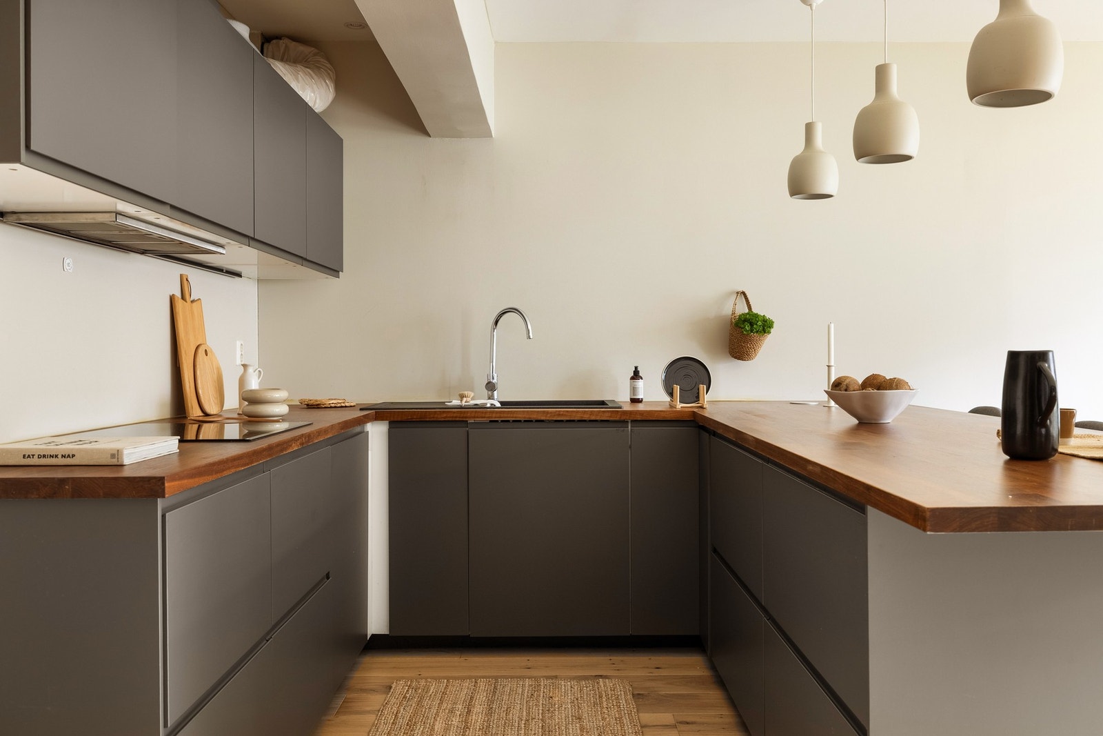 Kjøkkenet er levert av IKEA og har en lekker utførelse med slette fronter og benkeplate av laminat. Galleribilde