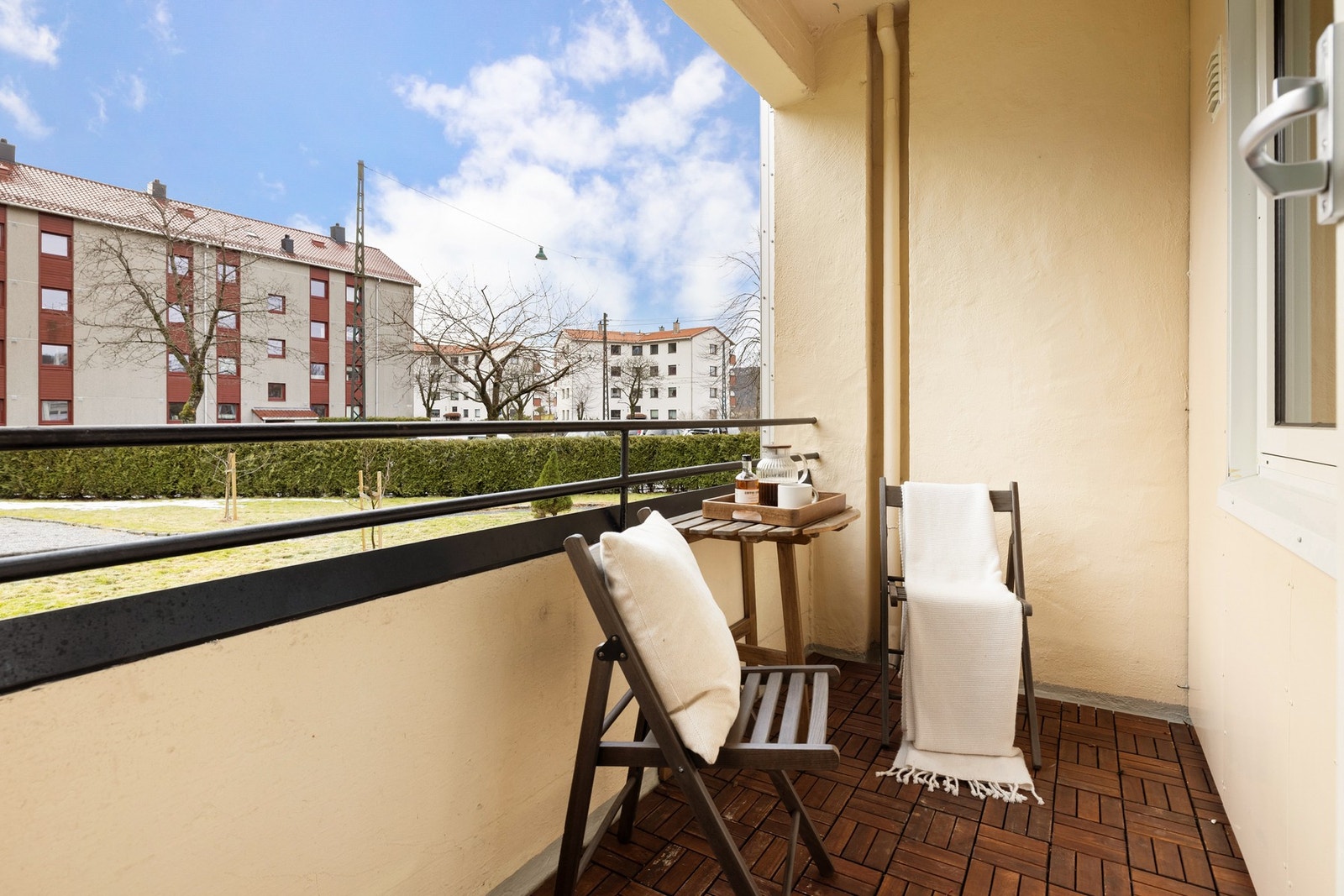 Balkongen måles til 3 kvm. og har plass til å møblere med en koselig sittegruppe. Galleribilde