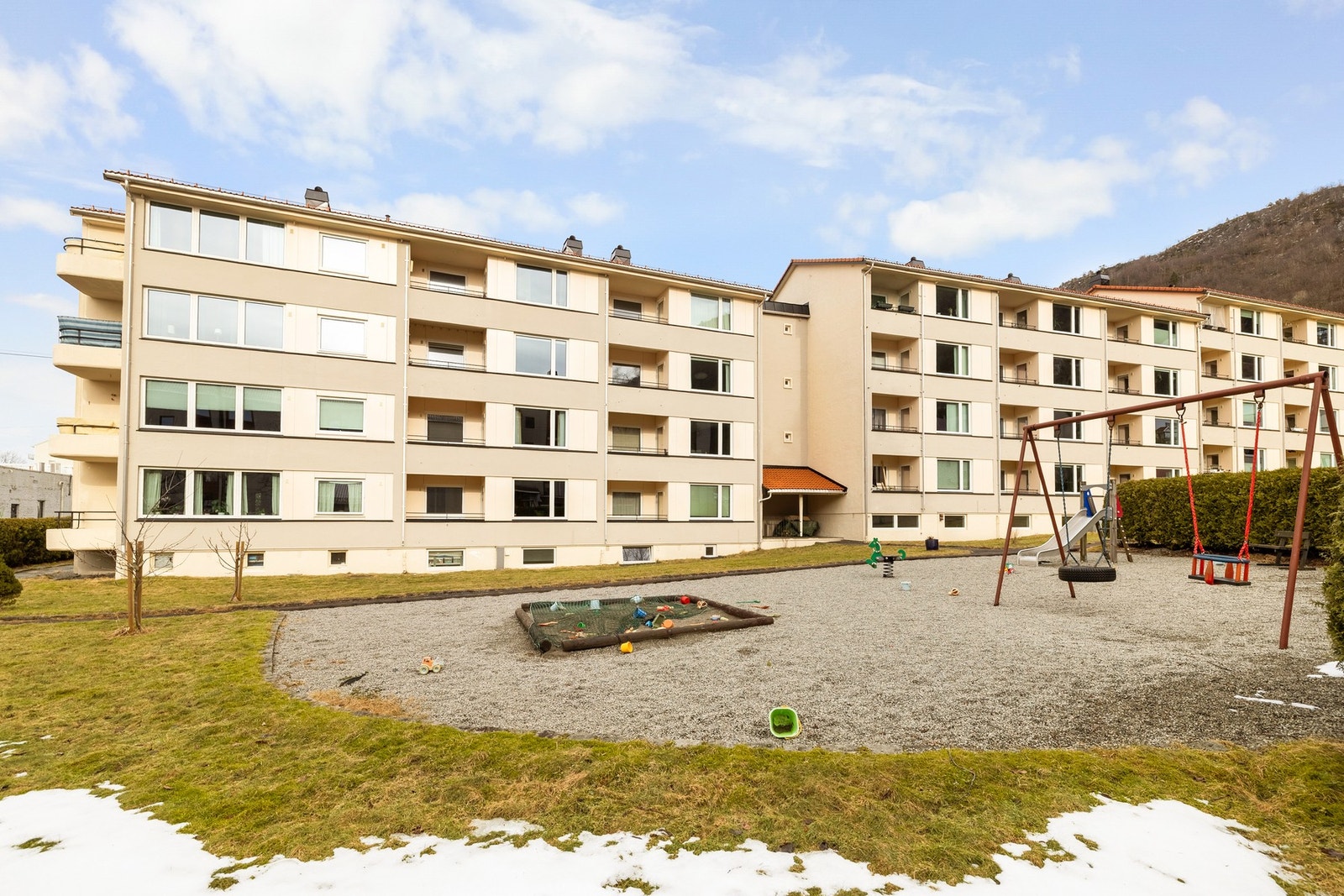 Tomten til aksjelaget er pent opparbeidet med grøntarealer og lekeplasser. Galleribilde