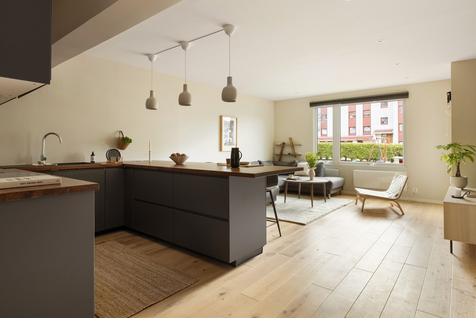 Kjøkkenet er utstyrt med følgende integrerte hvitevarer: Stekeovn, platetopp, ventilator, oppvaskmaskin og kjøleskap med frysedel. Galleribilde