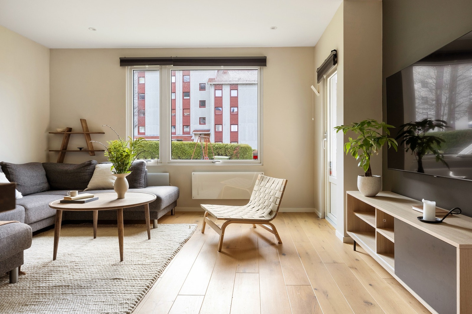 Stuen er en del av en åpen stue- og kjøkken løsning som måles til 32,3 kvm. Galleribilde