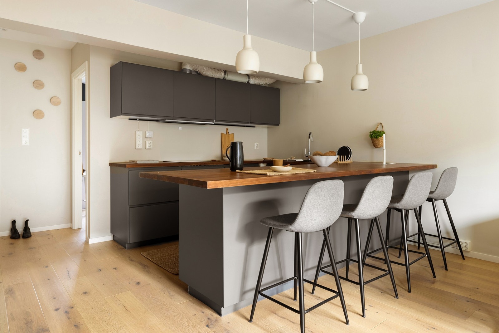 Det er også mulighet for sitteplasser på kjøkkenøyen. Galleribilde