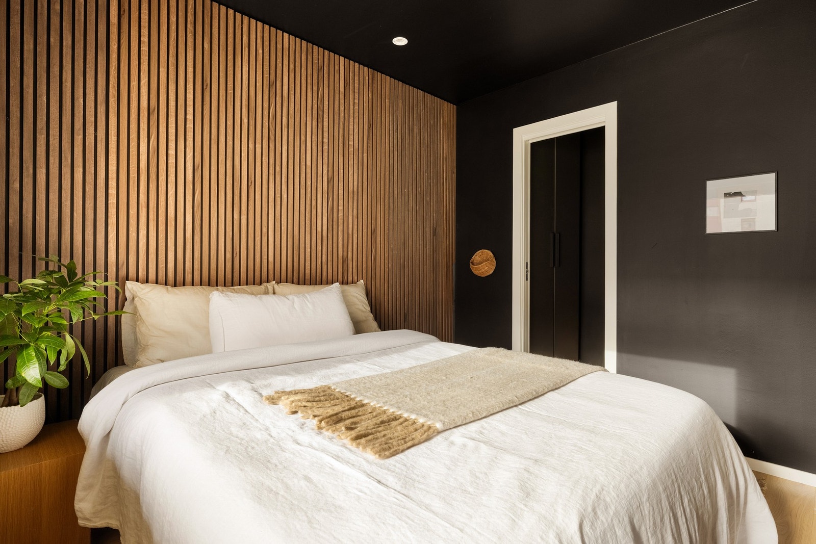 Rommet er tilknyttet et garderoberom som måles til 2,1 kvm. med garderobeskap for oppbevaring. Galleribilde