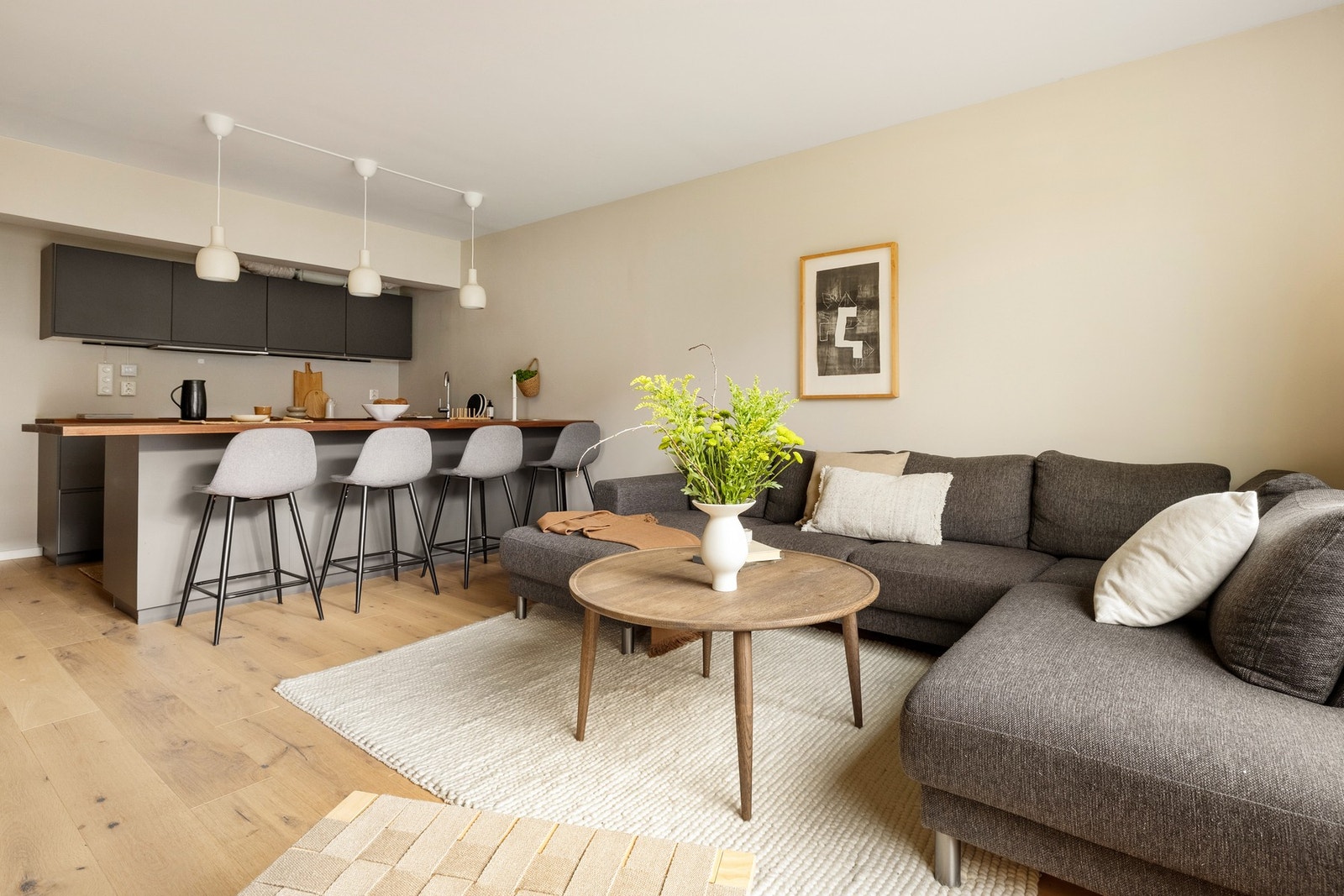 Grunnet rommets planløsning og størrelse er det god plass til å møblere med den favoriserte sofakroken. Galleribilde