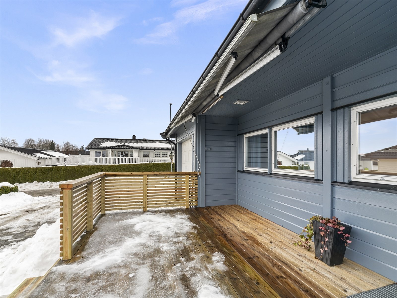 Terrassen har gode møbleringsmuligheter og legger til rette for både sittegruppe, grillplass og hyggelige sammenkomster Galleribilde