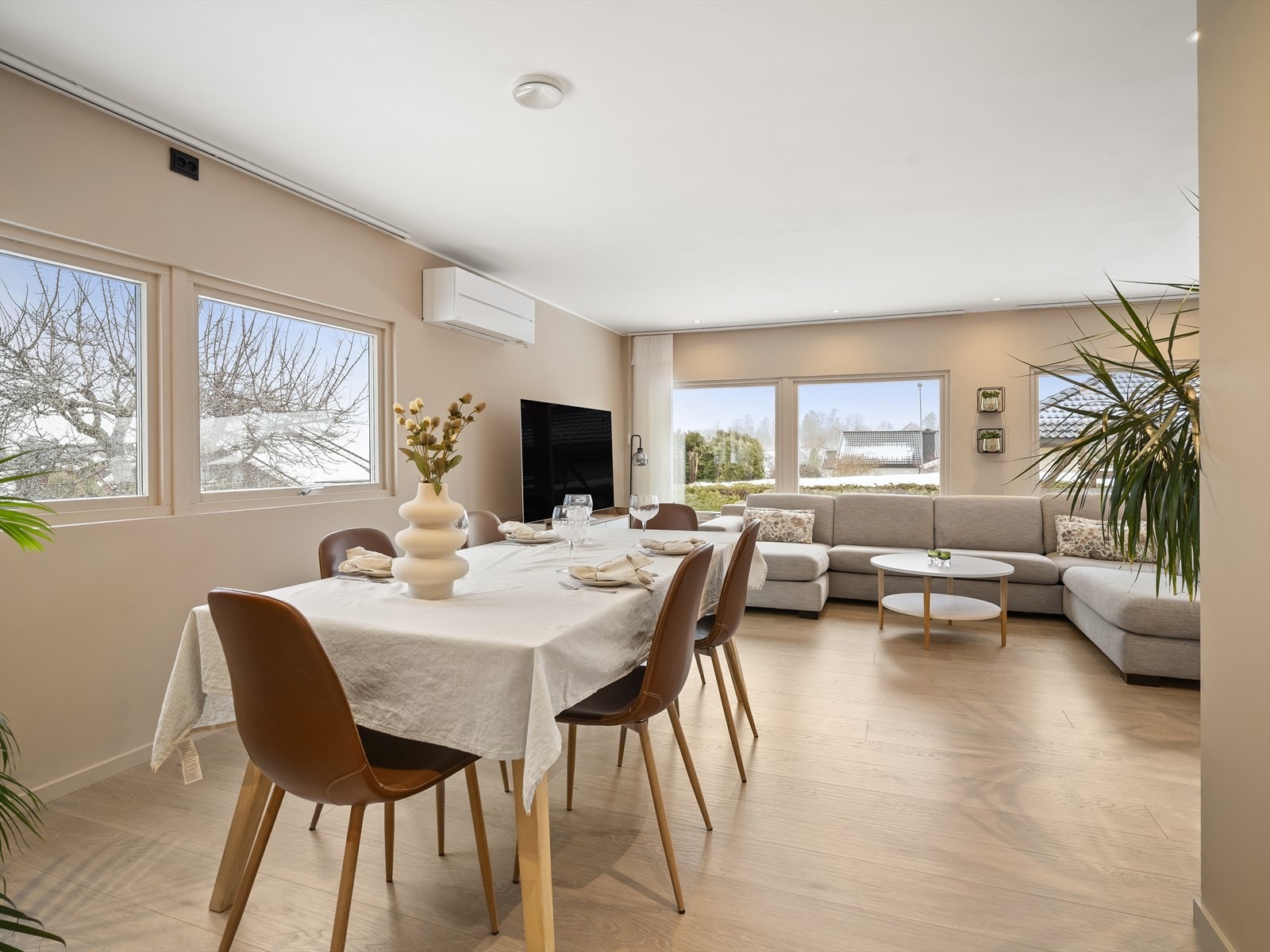 Store vindusflater sørger for rikelig med naturlig lys og en luftig romfølelse Galleribilde