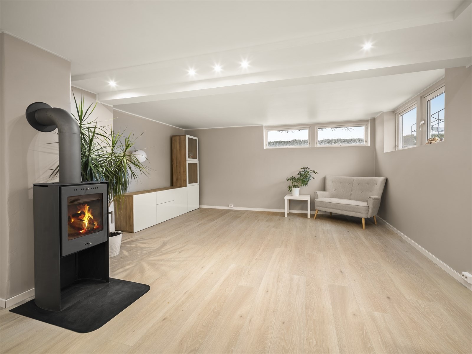 Moderne og innbydende kjellerstue - et ekstra oppholdsrom med mange bruksmuligheter Galleribilde