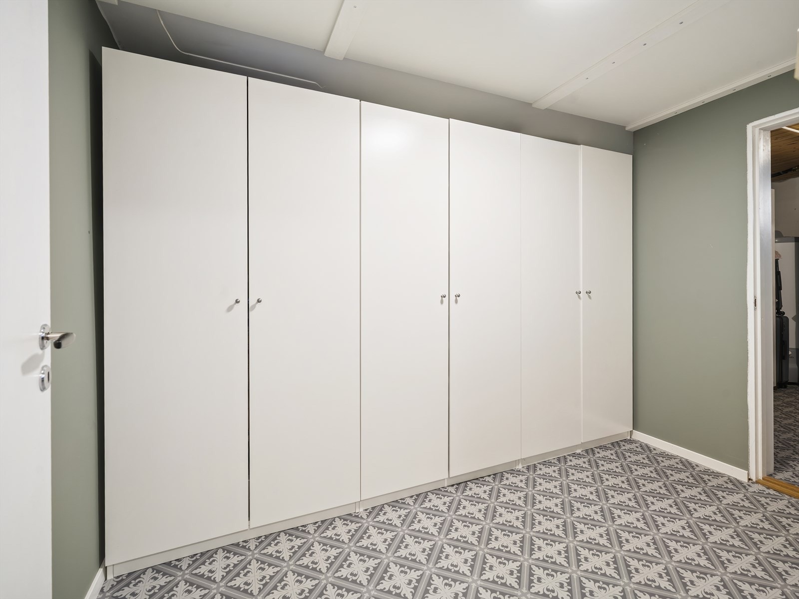 Kjelleren byr på rikelig med oppbevaringsplass Galleribilde