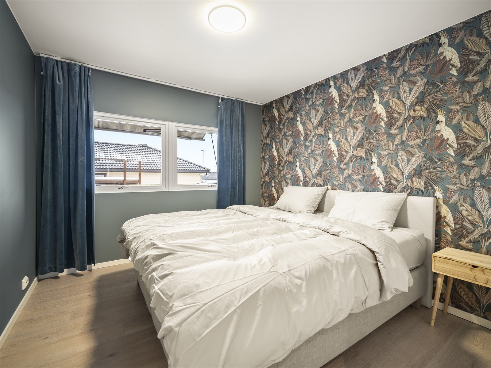 Hovedsoverommet er romslig, med store vinduer som slipper inn godt med dagslys Galleribilde