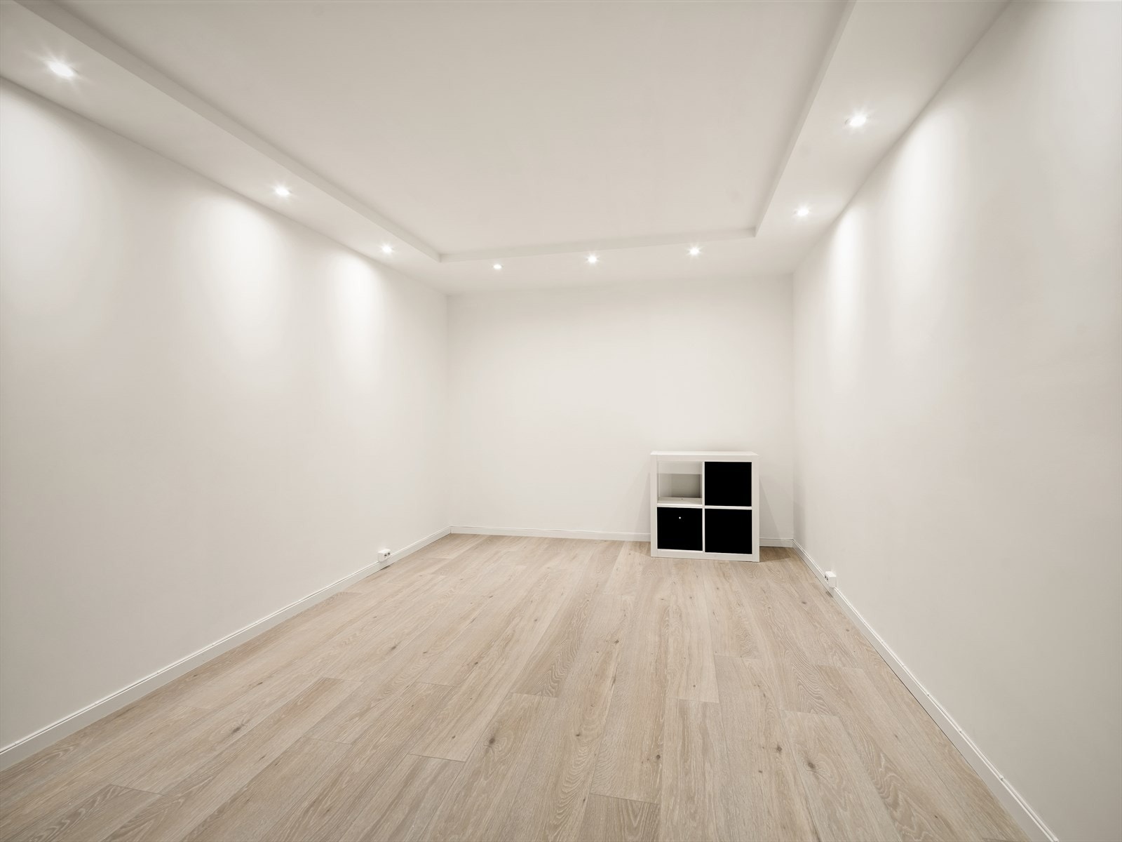 Lyst og moderne allrom i kjelleren Galleribilde