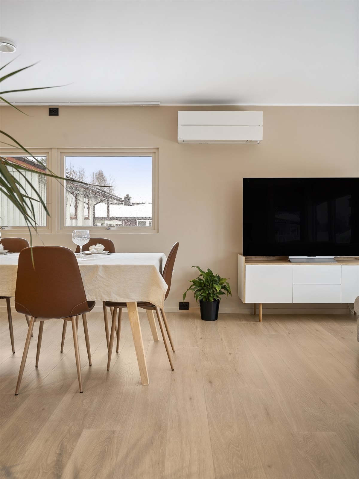 Stuen er utstyrt med varmepumpe instalert i 2020, som gir energieffektiv og behagelig oppvarming Galleribilde