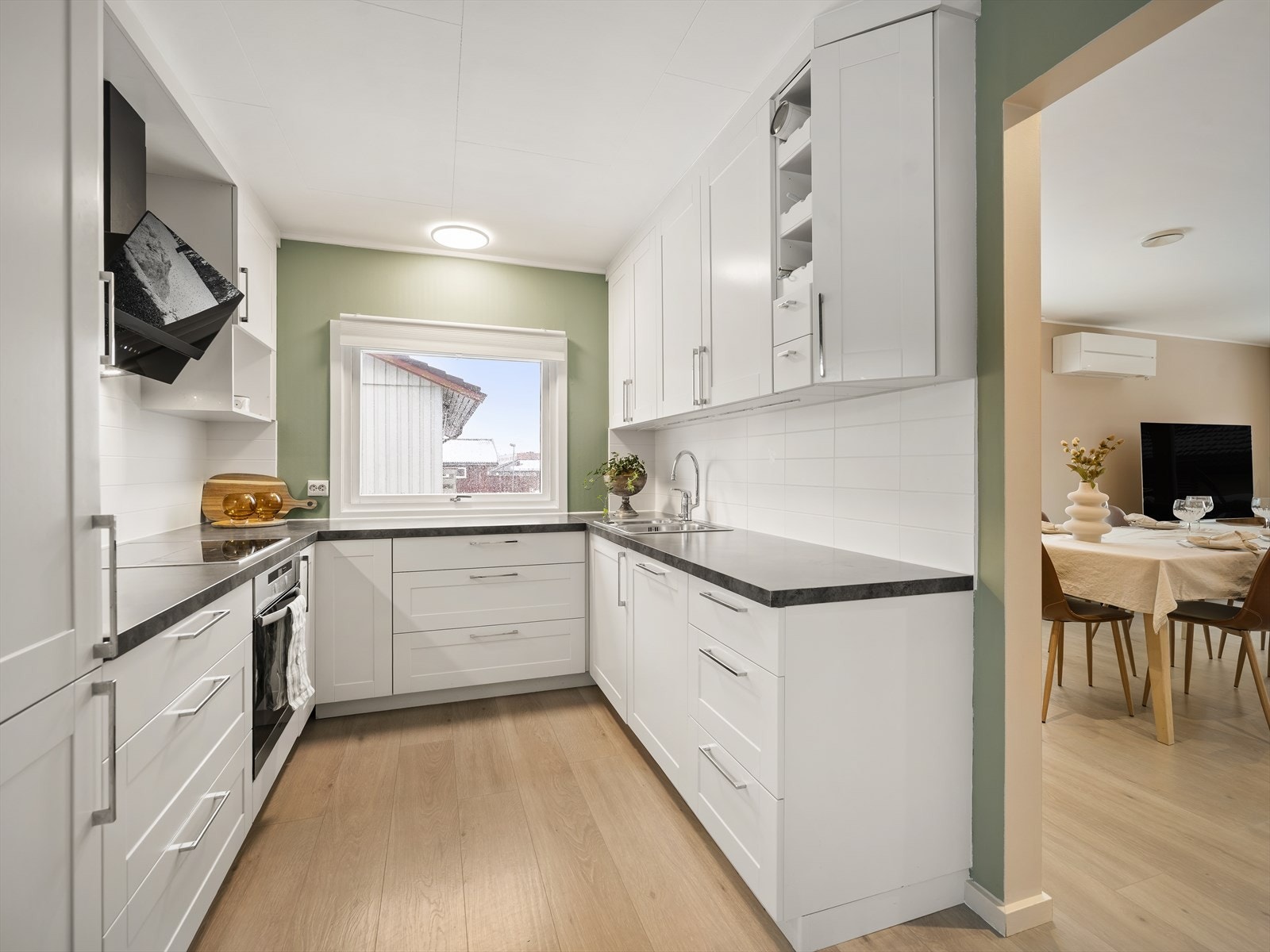 Fra spisestuen er det en naturlig og åpen overgang til kjøkkenet, som gir en sosial og praktisk planløsning Galleribilde