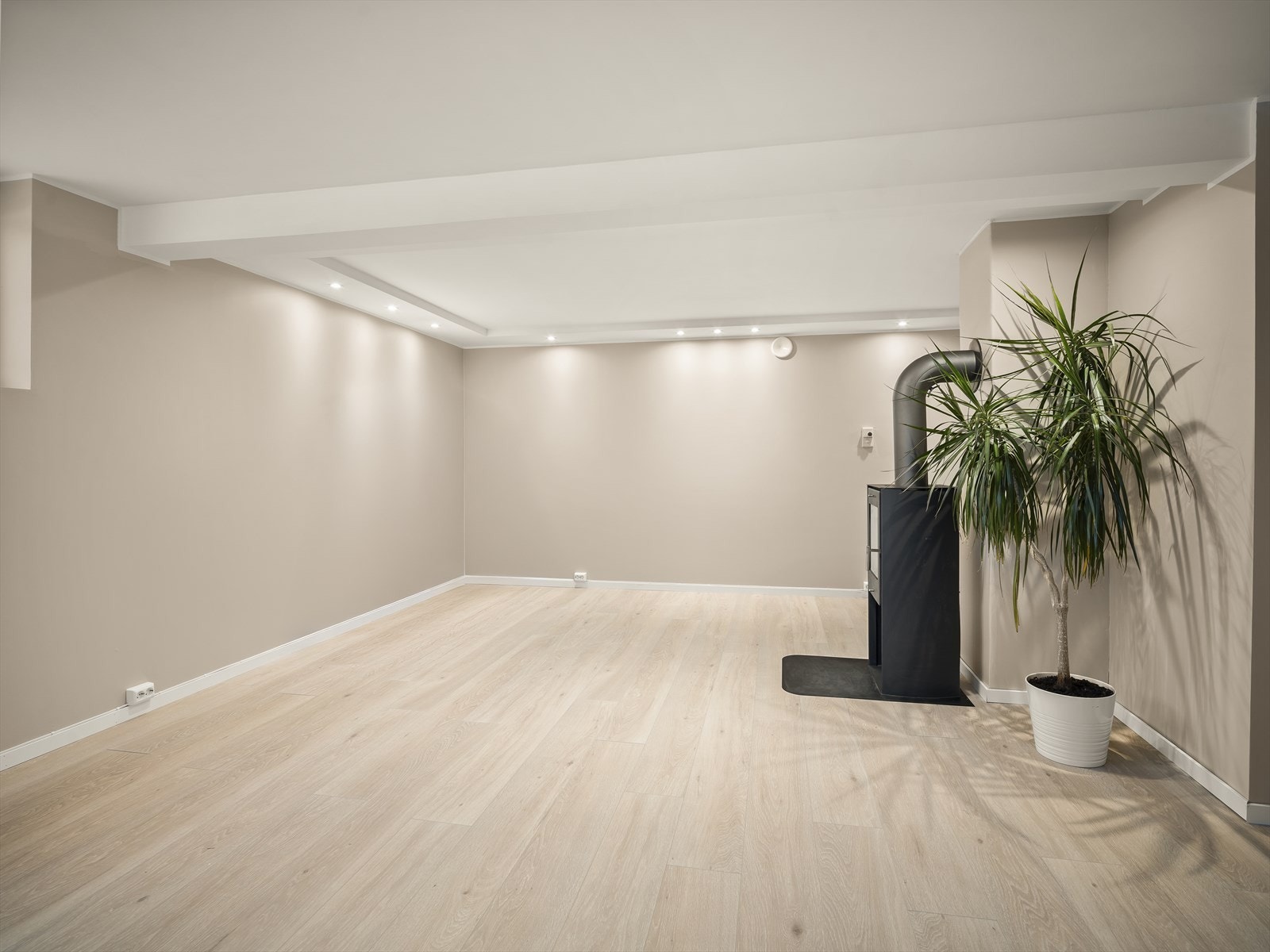 Kjellerstuen har en hyggelig peis som skaper en lun stemning Galleribilde