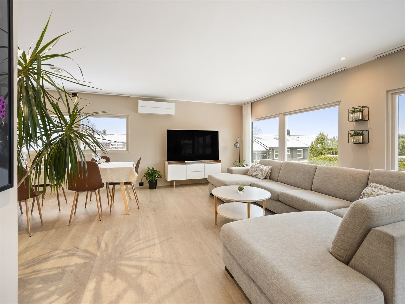 Lys, åpen og innbydende stue holdt i tidsriktige fargetoner som skaper en lun og moderne atmosfære Galleribilde