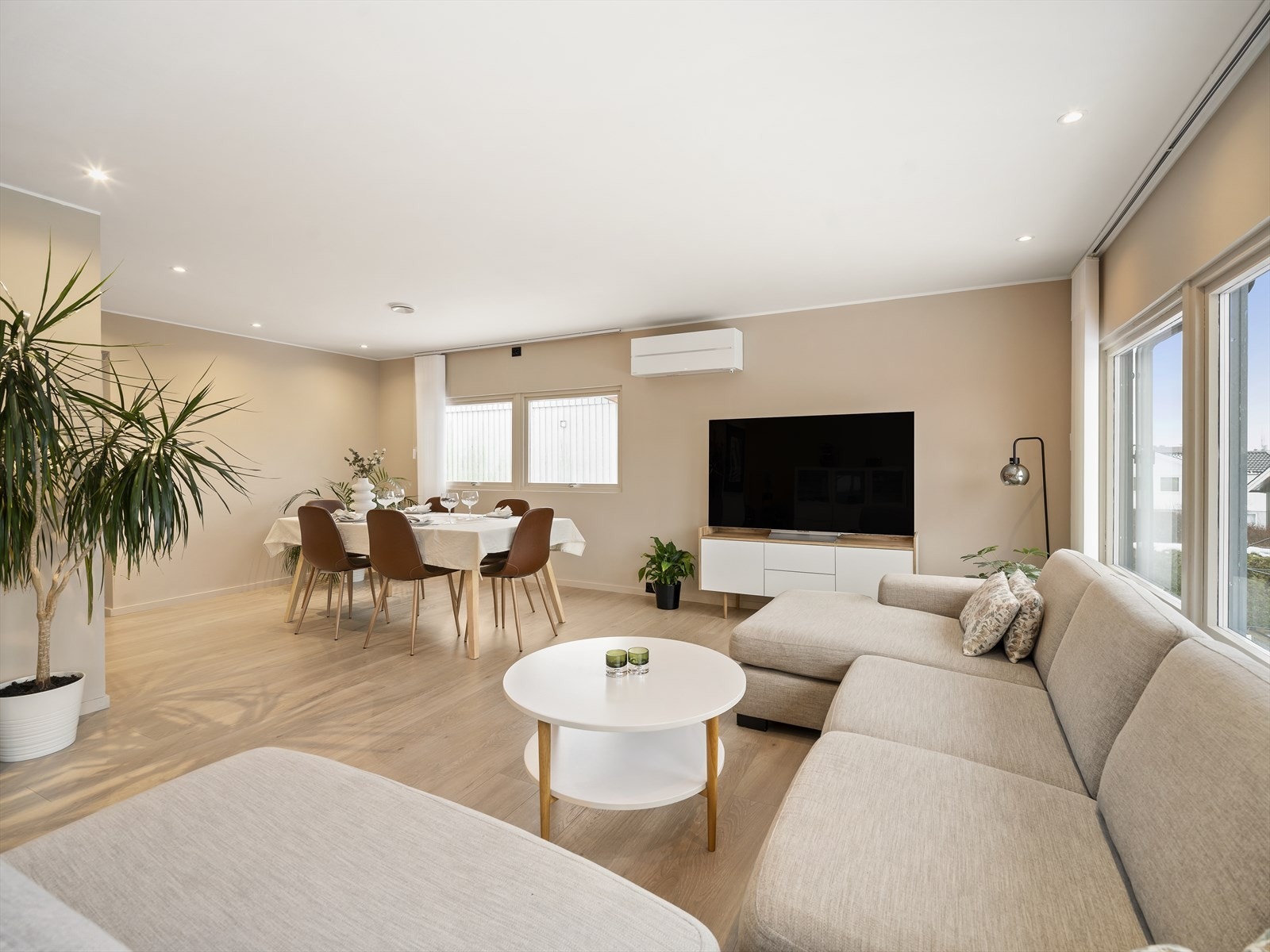 Romslig stue med naturlige soner for både sofagruppe og spisebord Galleribilde