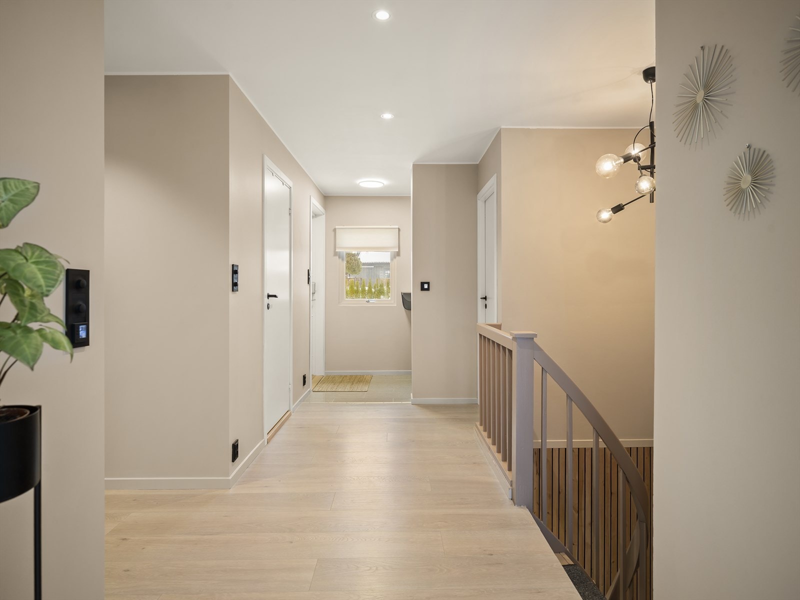 Lys og innbydende entre med god plass til yttertøy og sko Galleribilde