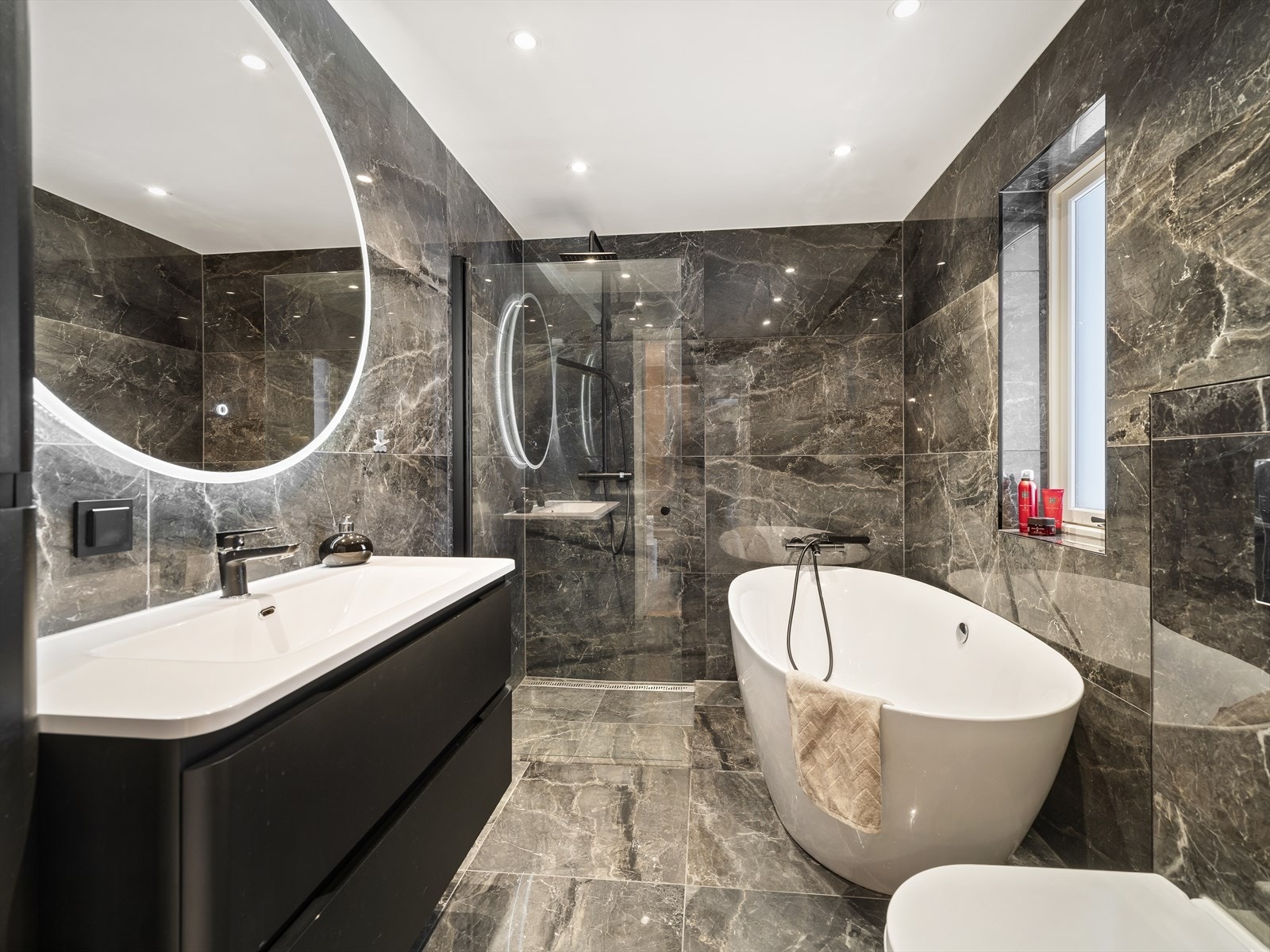 Elegant og funksjonelt bad med moderne uttrykk Galleribilde