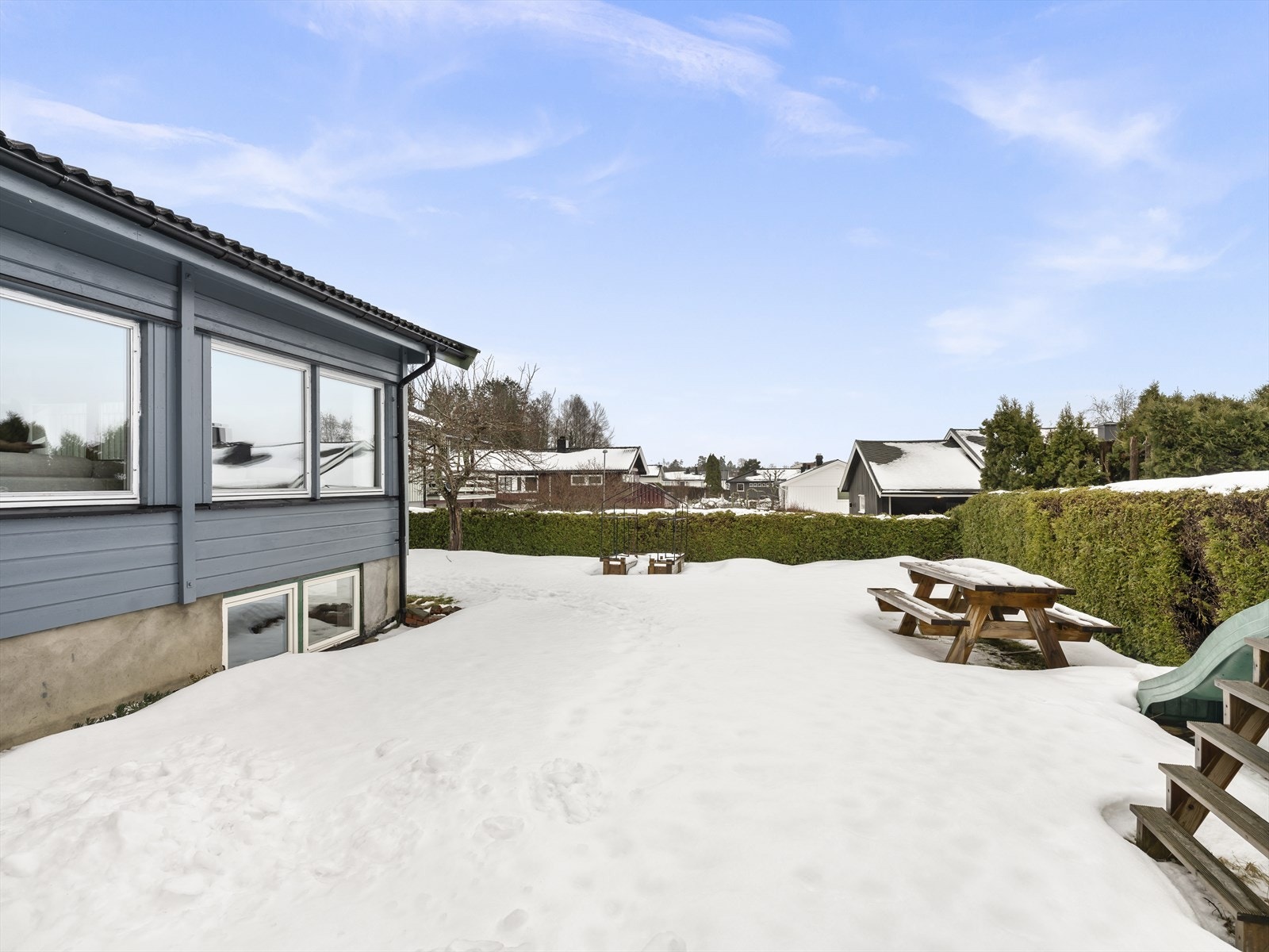 Romslig hage med god plass til lek, hageprosjekter eller avslappende dager utendørs Galleribilde