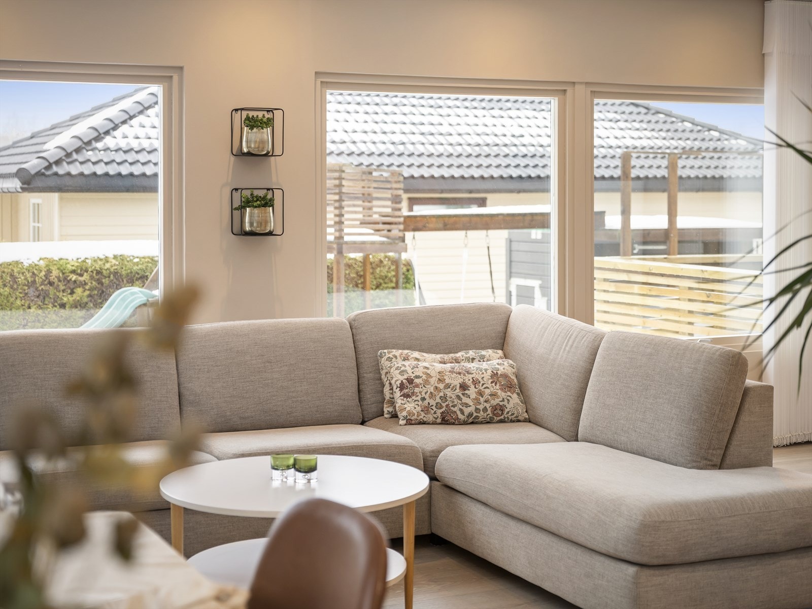 Fra stuen er det direkte utgang til en terrasse på ca. 19 kvm Galleribilde