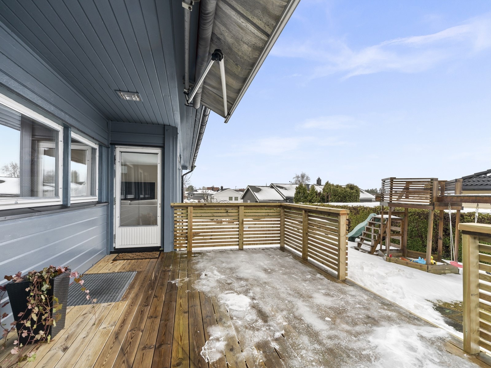 Romslig vestvendt terrasse med direkte adkomst til hagen Galleribilde