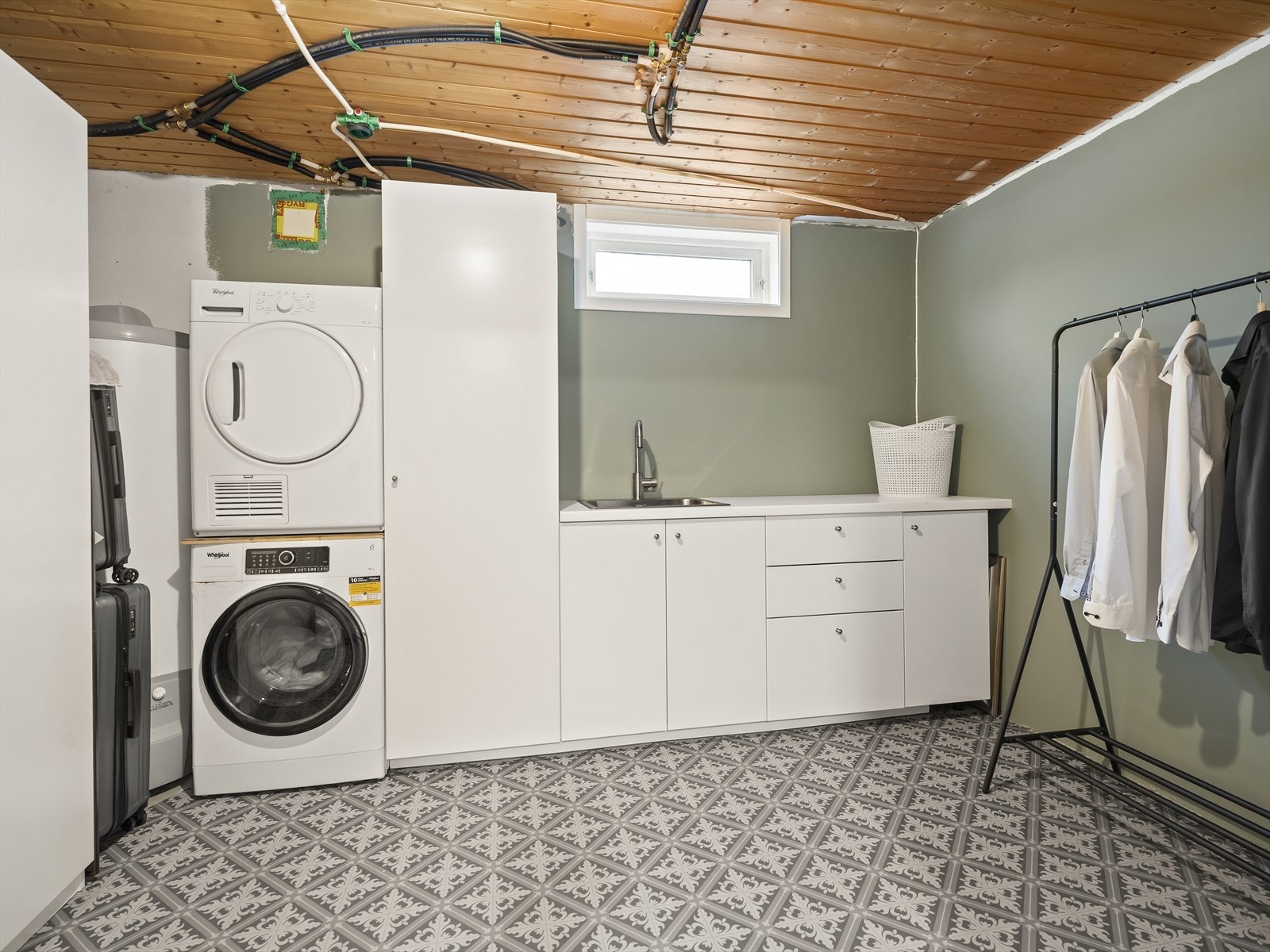 Praktisk vaskerom i kjelleren med gode løsninger for en effektiv hverdag Galleribilde