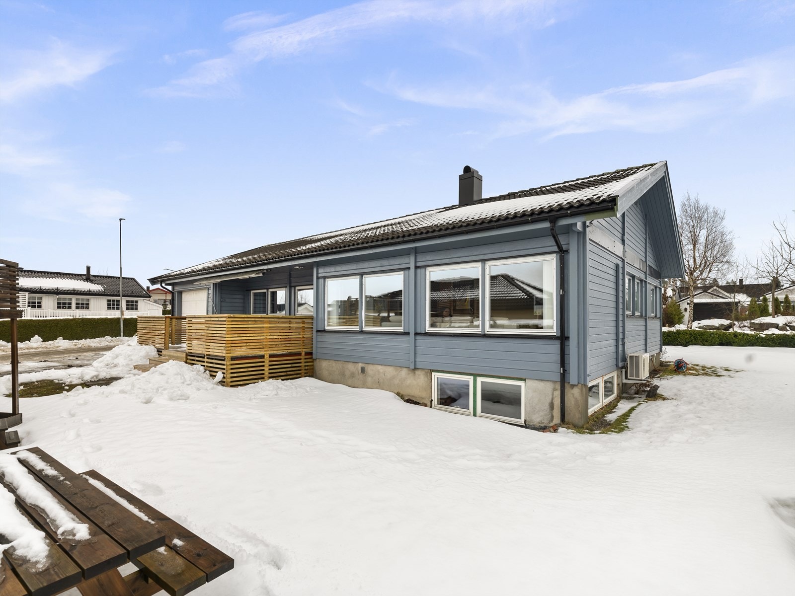 Grønn og innbydende hage som gir fine uteområder for hele familien Galleribilde