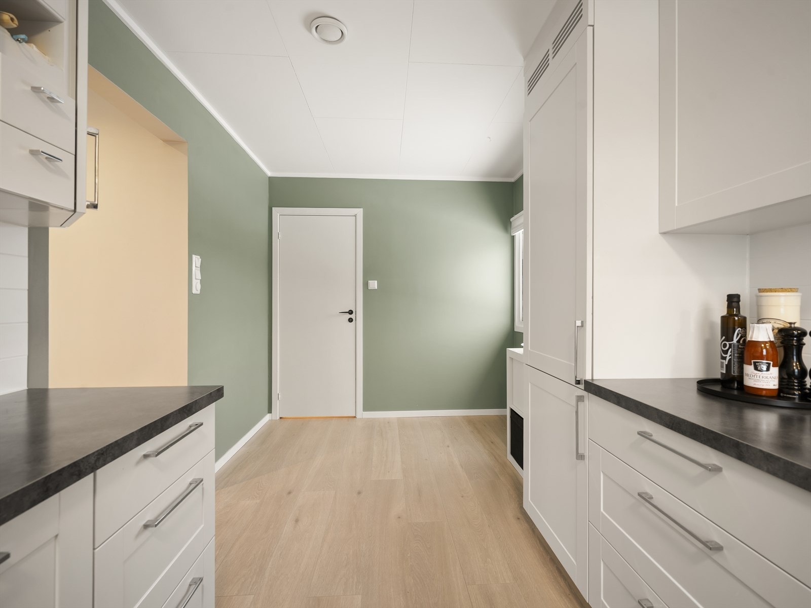 Det er plass til en egen spisegruppe på kjøkkenet - perfekt for frokostplassen i hverdagen Galleribilde