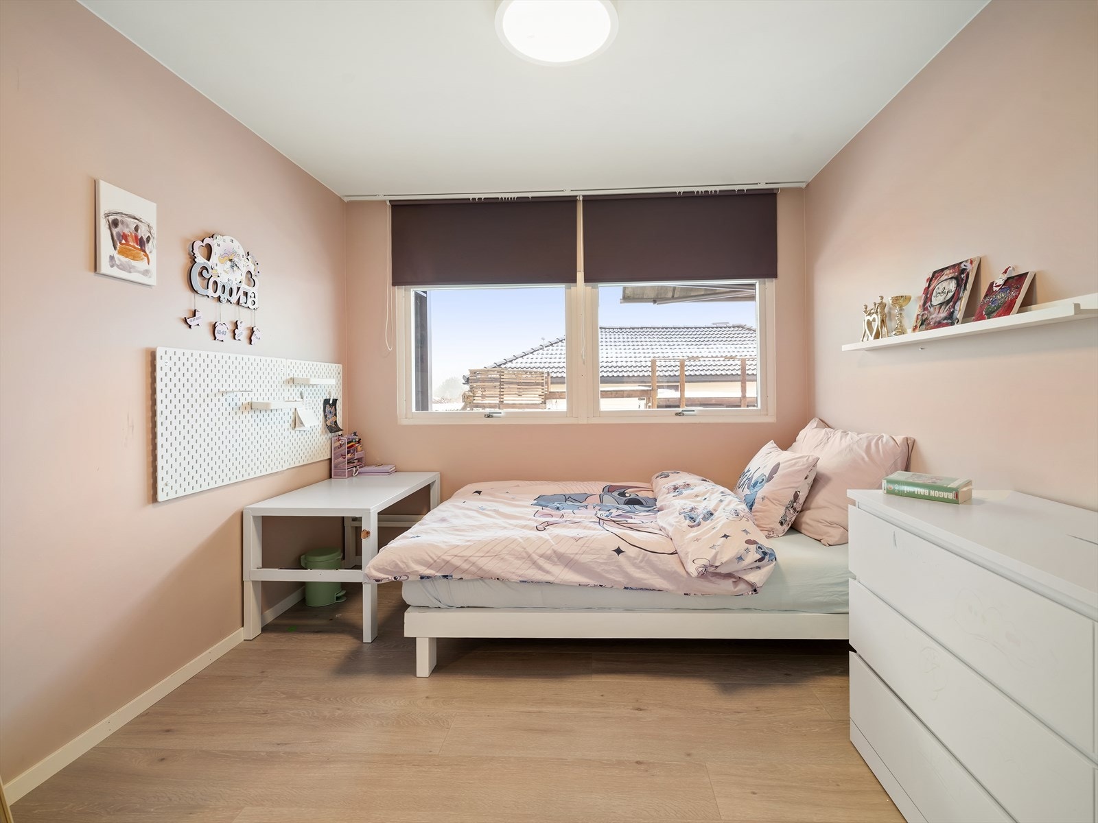 Soverom 2 har fin størrelse med plass til både seng, skrivebord og garderobe Galleribilde