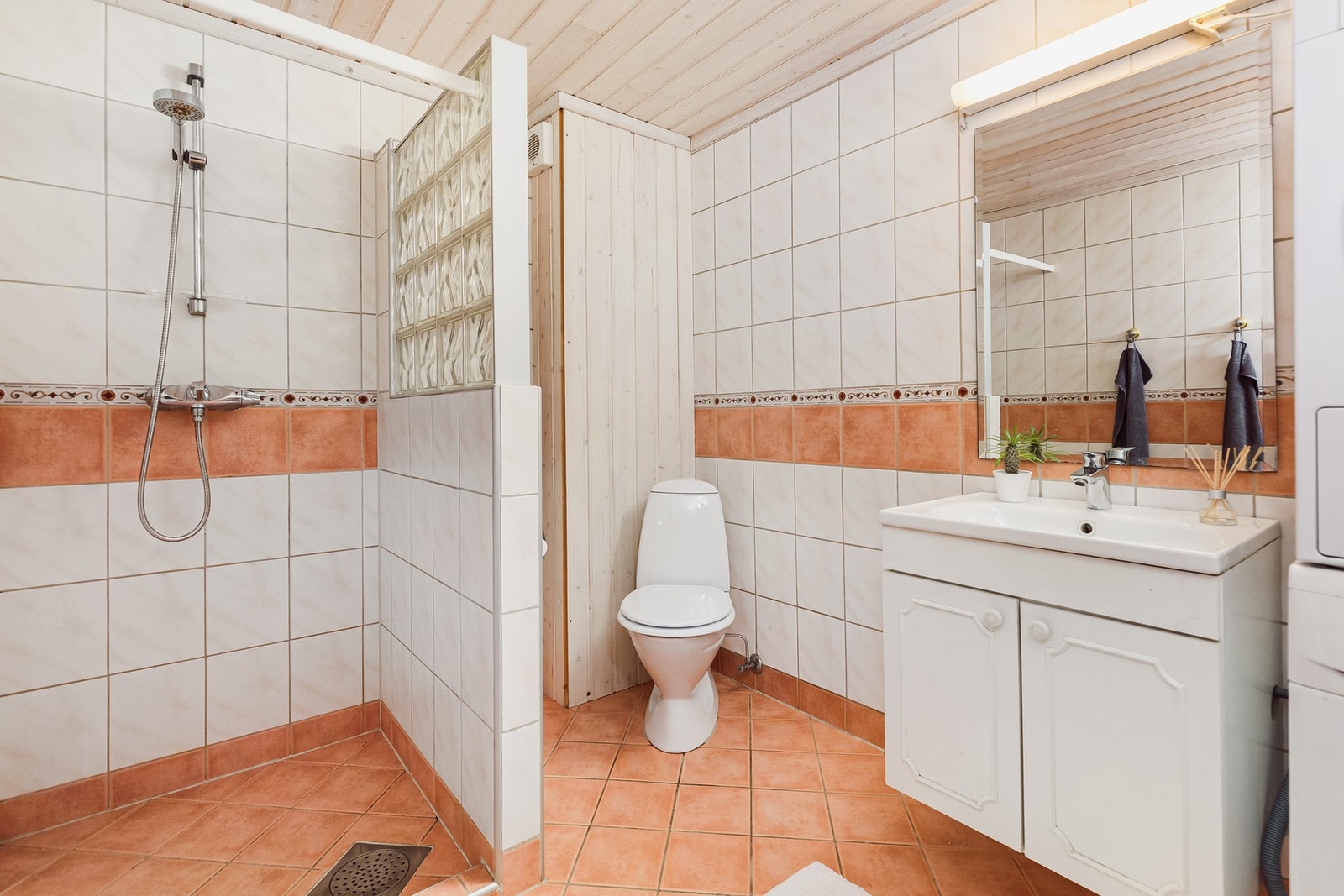 Bad i 1. etasje er utstyrt med toalett, dusjhjørne og servant med servantskap. Galleribilde