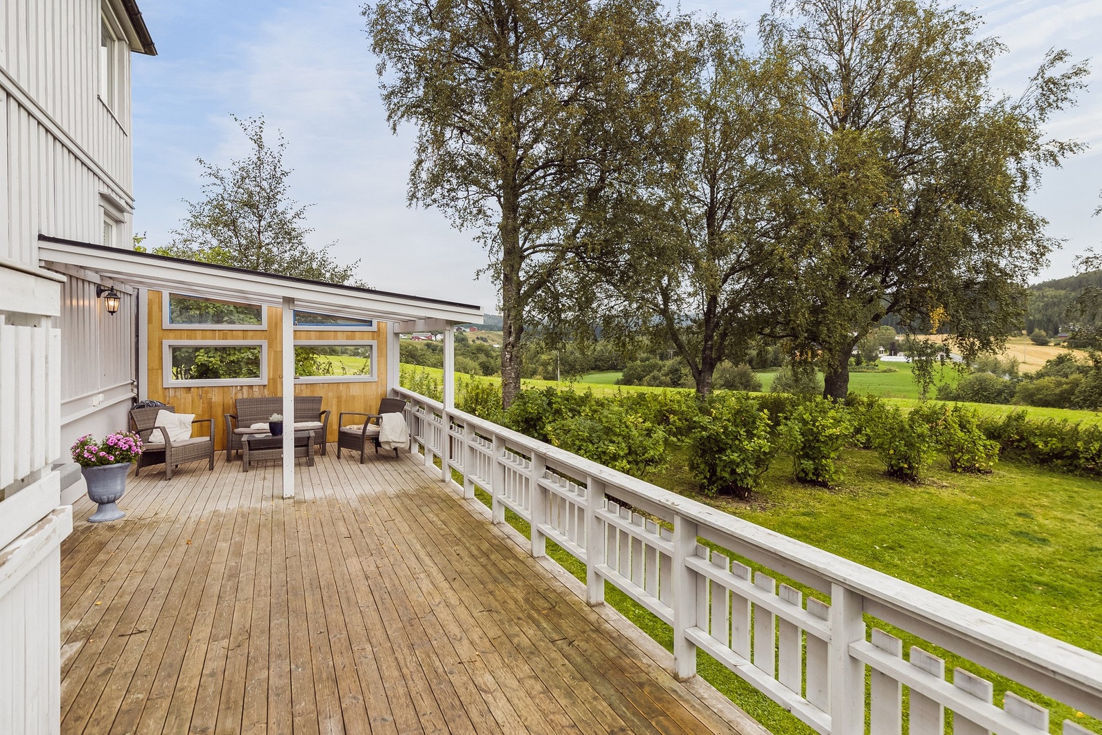 Boligen har en stor sør-vest vendt terrasse. Galleribilde