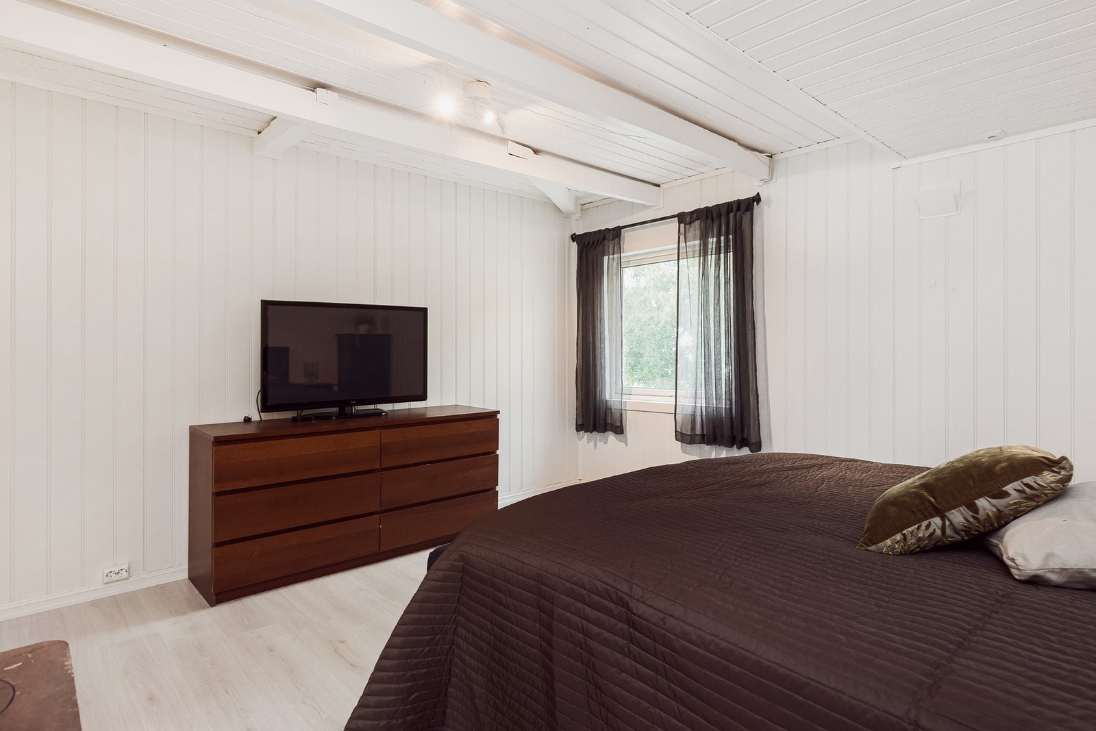 Her er det god plass til stor seng og garderobeløsning. Galleribilde