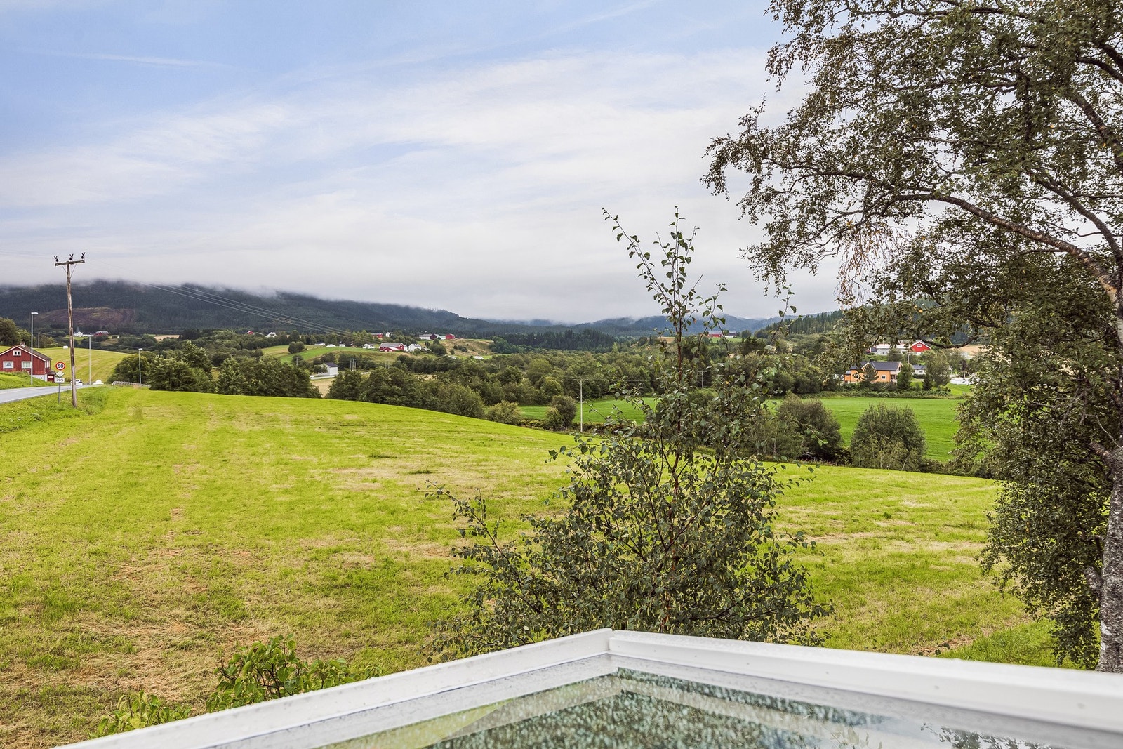 På sommerstid er eiendommen omringet av en grønn oase. Galleribilde