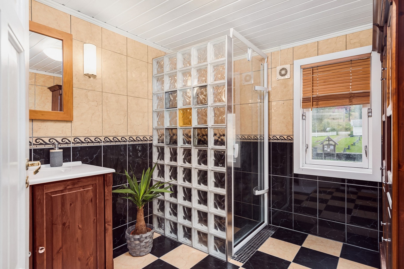 Bad i 2. etasje har flis på gulv og vegger. Galleribilde