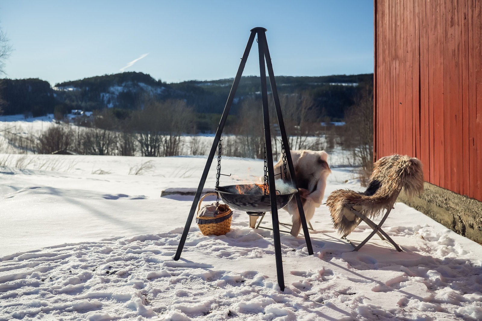 Her kan du nyte flott utsikt ut over landlige omgivelser, foran bålet. Galleribilde