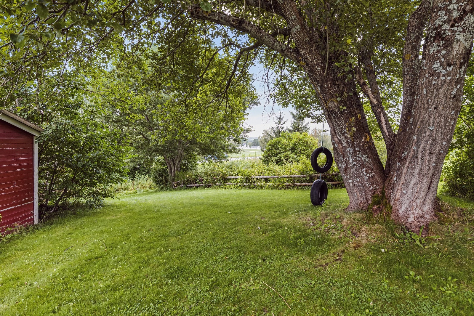 På baksiden av boligen har du en pent opparbeidet og frodig hage. Galleribilde