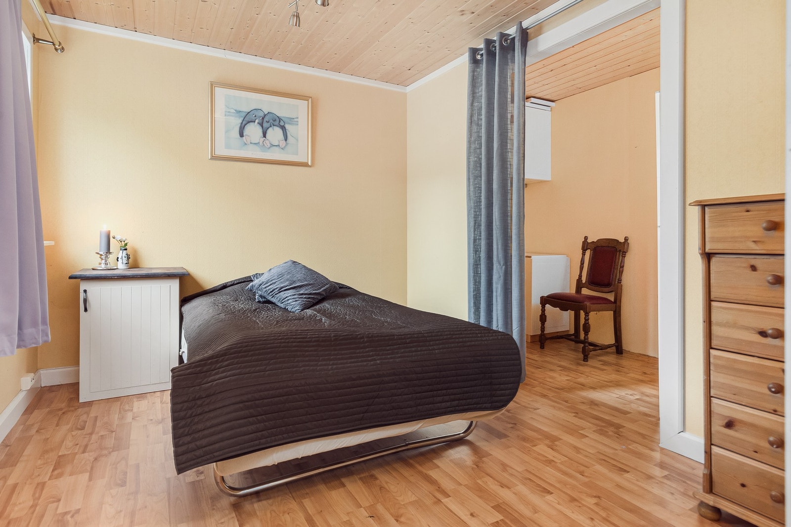 Soverom i første etasje oppmåles til 8,6 kvm. Her har du tilgang til et eget omkledningsrom. Galleribilde