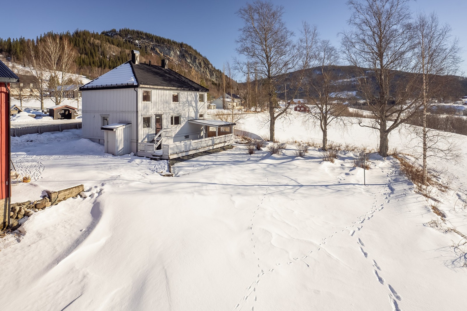 En innholdsrik eiendom med uthus og stor tomt, beliggende i landlige omgivelser. Galleribilde