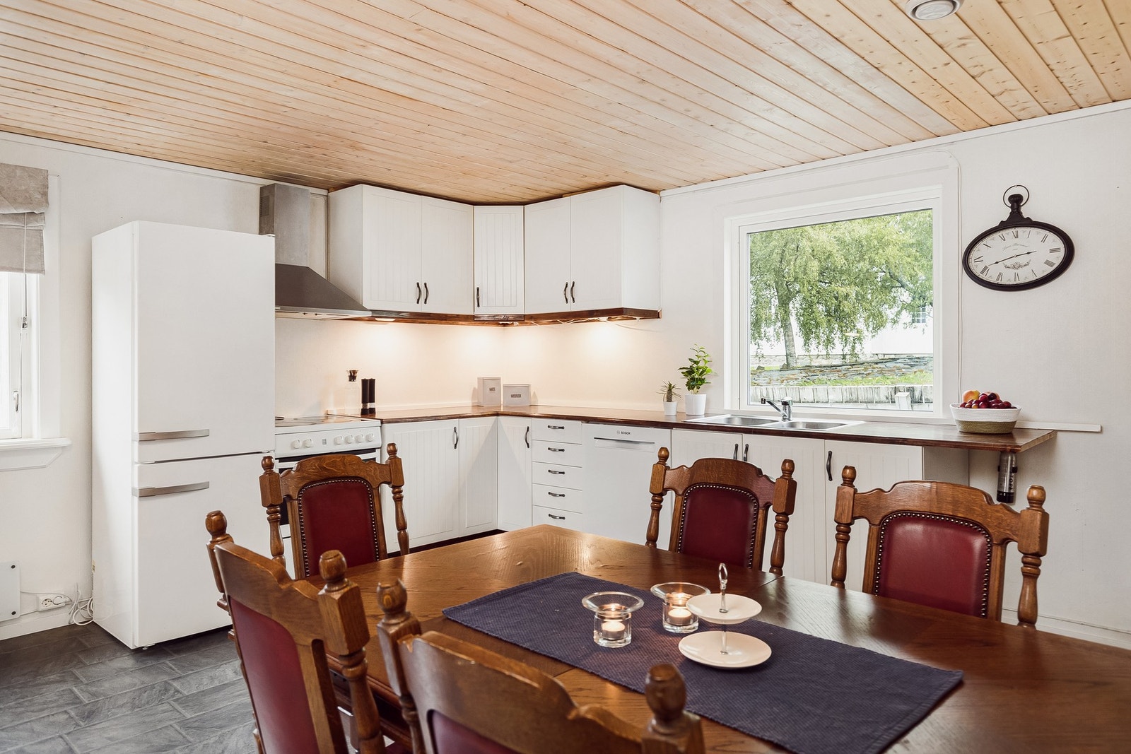 Det er rikelig med plass til stor spisegruppe. Galleribilde