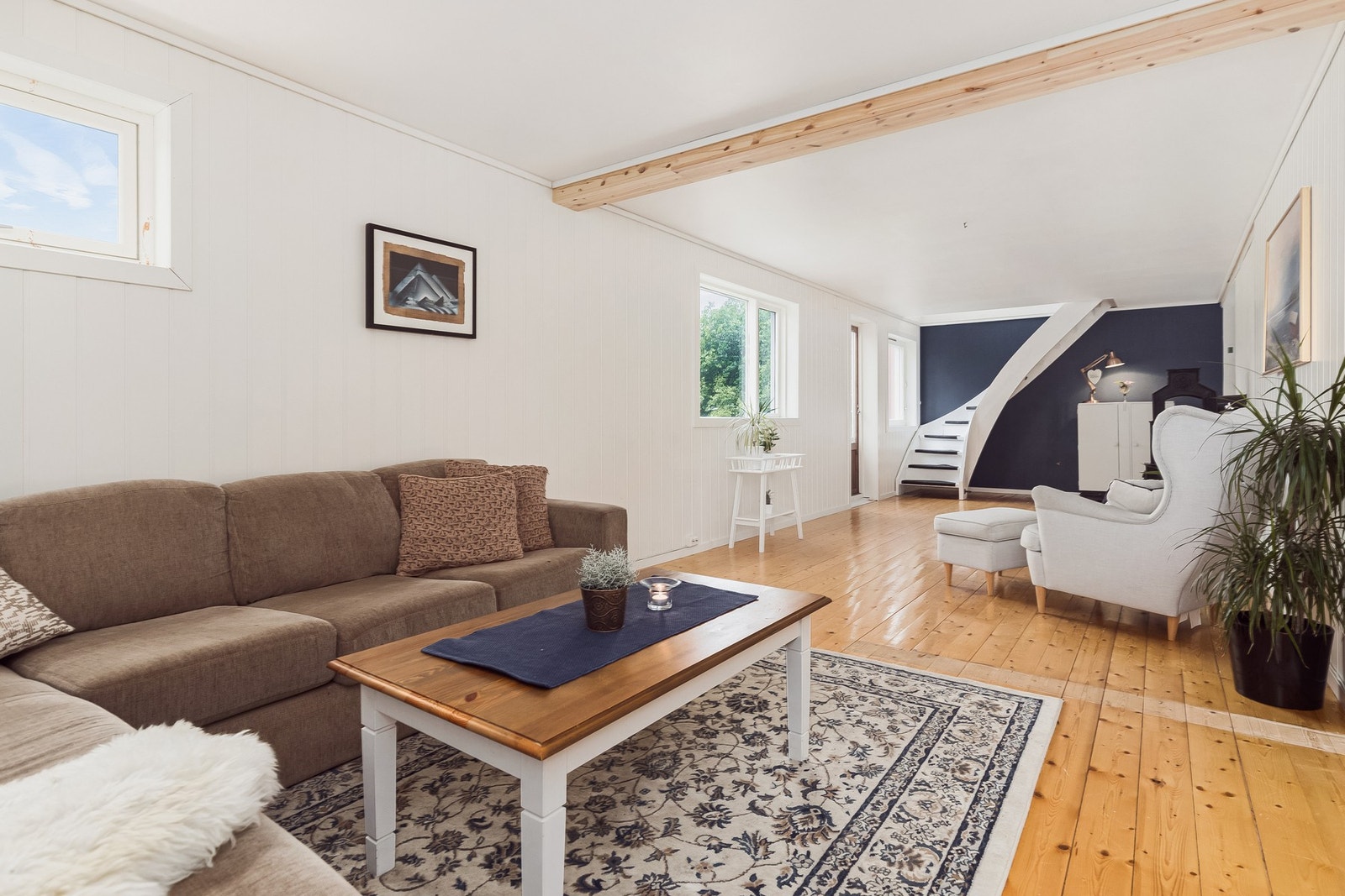 Fra stuen er det utgang til solfylt terrasse. Terrassedøren ble byttet sommeren 2022. Galleribilde